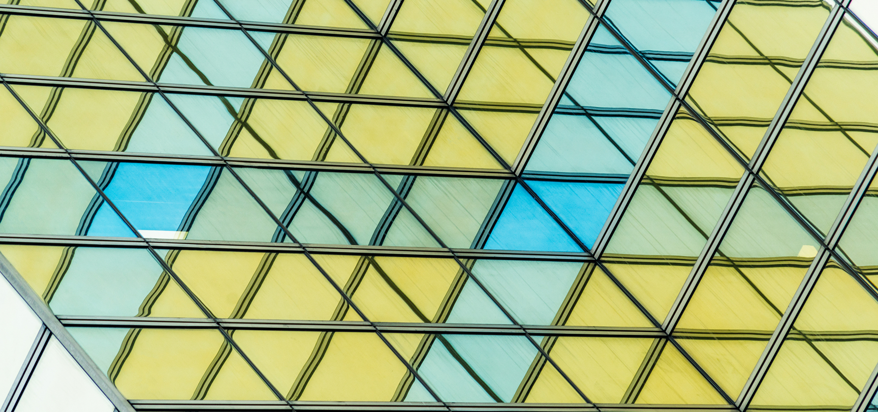 Techo geométrico de vidrio y vitrales