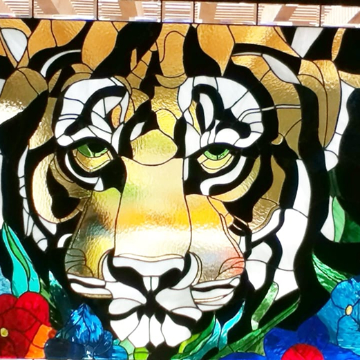 Proyecto de vitral artístico con figuras geométricas