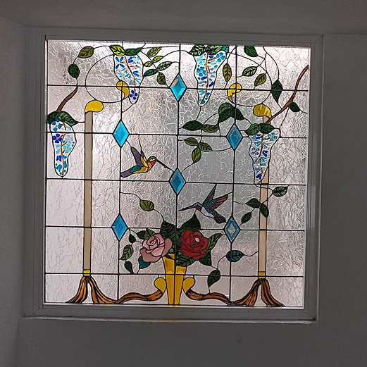 Vitral decorativo en tonos azules y grises