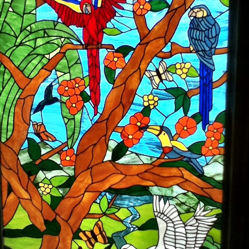 Vitral artístico con aves y flores de colores